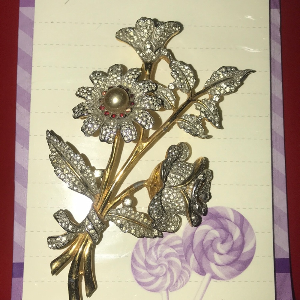 Beautiful flowers broach/Vintage